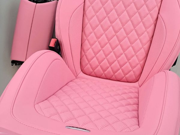 sedile auto rosa con parte centrale a rombi