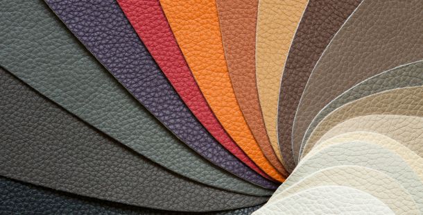 tagli di pelle in diversi colori posti a ventaglio