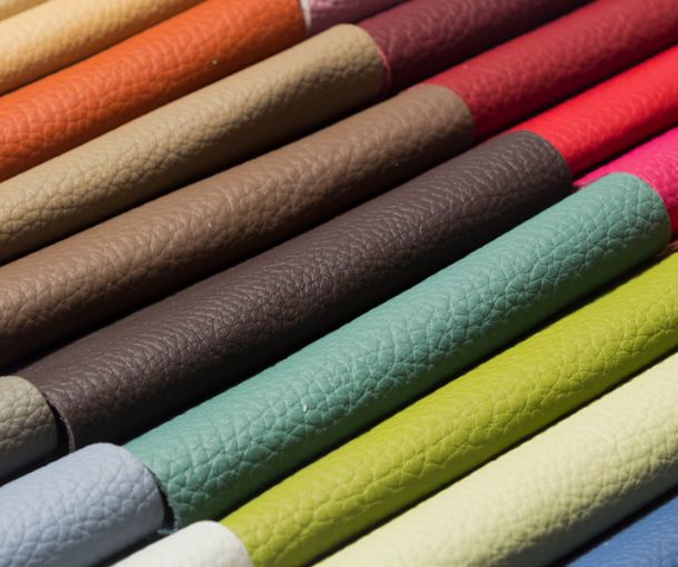 campioni di pelle ripiegati in diversi colori a formare un campionario