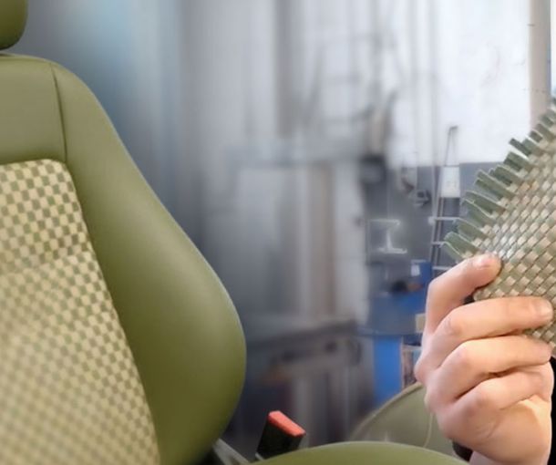 sulla sinistra sedile auto, sulla destra Davide Medici con in mano un dettaglio della texture del sedile