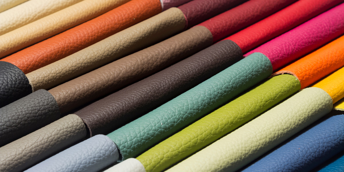 campioni di pelle ripiegati in diversi colori a formare un campionario