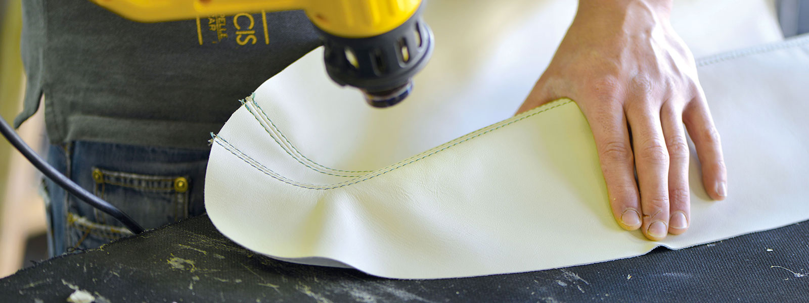 fissaggio del nuovo rivestimento per i pannelli portiera dell'auto