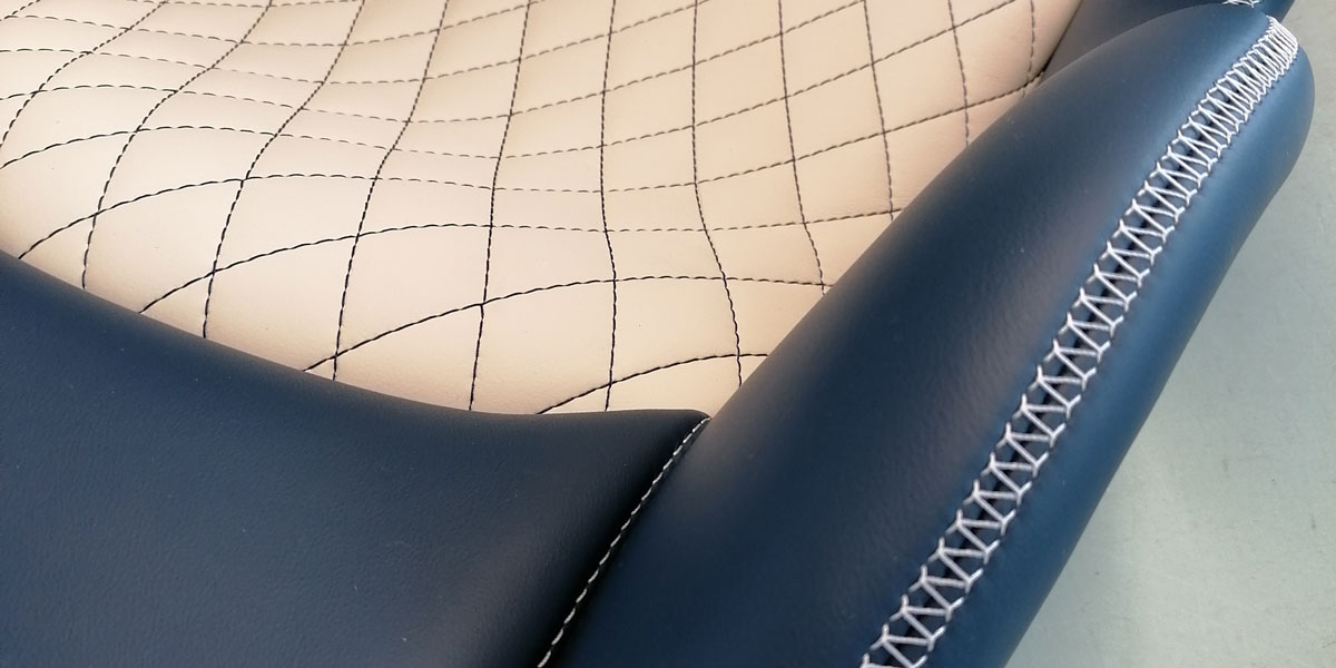 sedile auto bianco con citure blu e blu con cuciture bianche