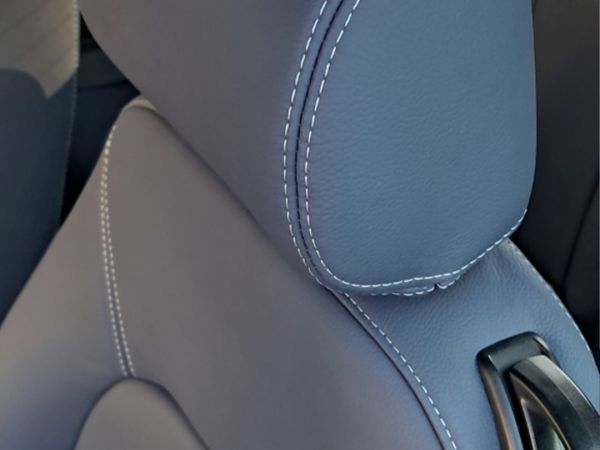 poggiatesta di sedile auto di colore indaco