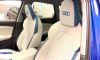 sedili anteriori auto bianchi con bordi e cuciture blu e logo Audi blu ricamato sul poggiatesta