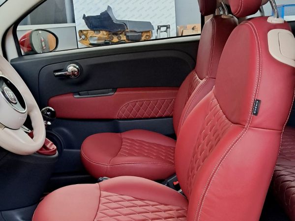 sedili auto anteriori di colore rosso