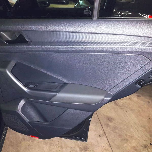VOLKSWAGEN-T-ROC-5
