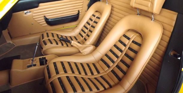 sedili anteriori di auto d'epoca in pelle a righe beige e nera
