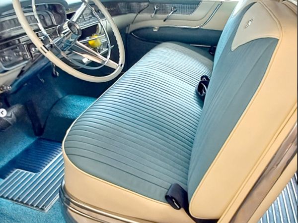 sedili anteriori auto d'epoca azzurri e bianchi