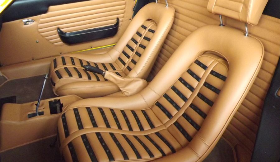 sedili anteriori di auto d'epoca in pelle a righe beige e nera