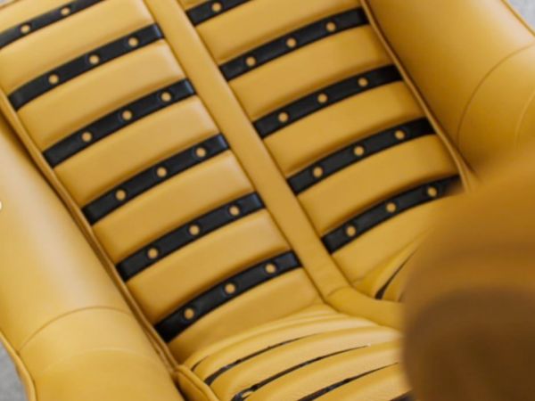sedile auto d'epoca a righe alterne di colore beige e nero