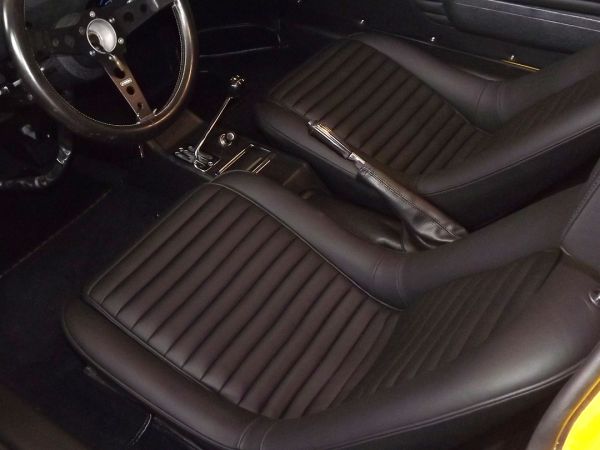sedili anteriori auto d'epoca in pelle nera, pannelli portiera in pelle nera, cruscotto in Alcantara nero