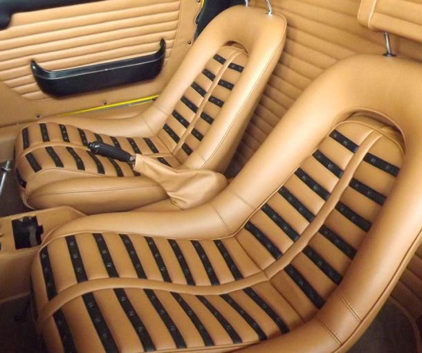 sedili anteriori di auto d'epoca in pelle a righe beige e nera