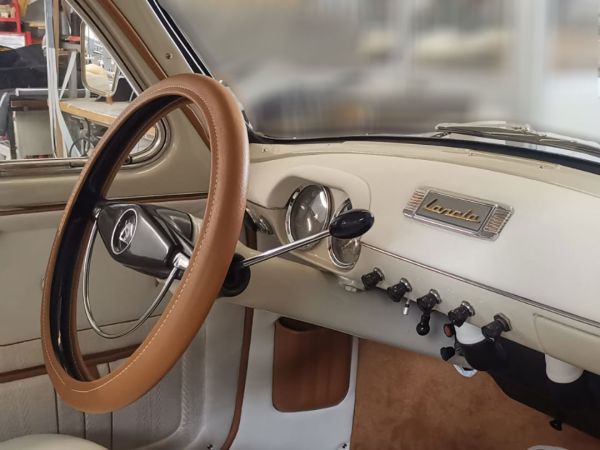 cruscotto e volante restaurati di una Lancia Flaminia