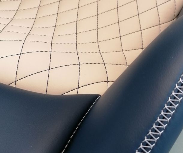 sedile auto bianco con citure blu e blu con cuciture bianche