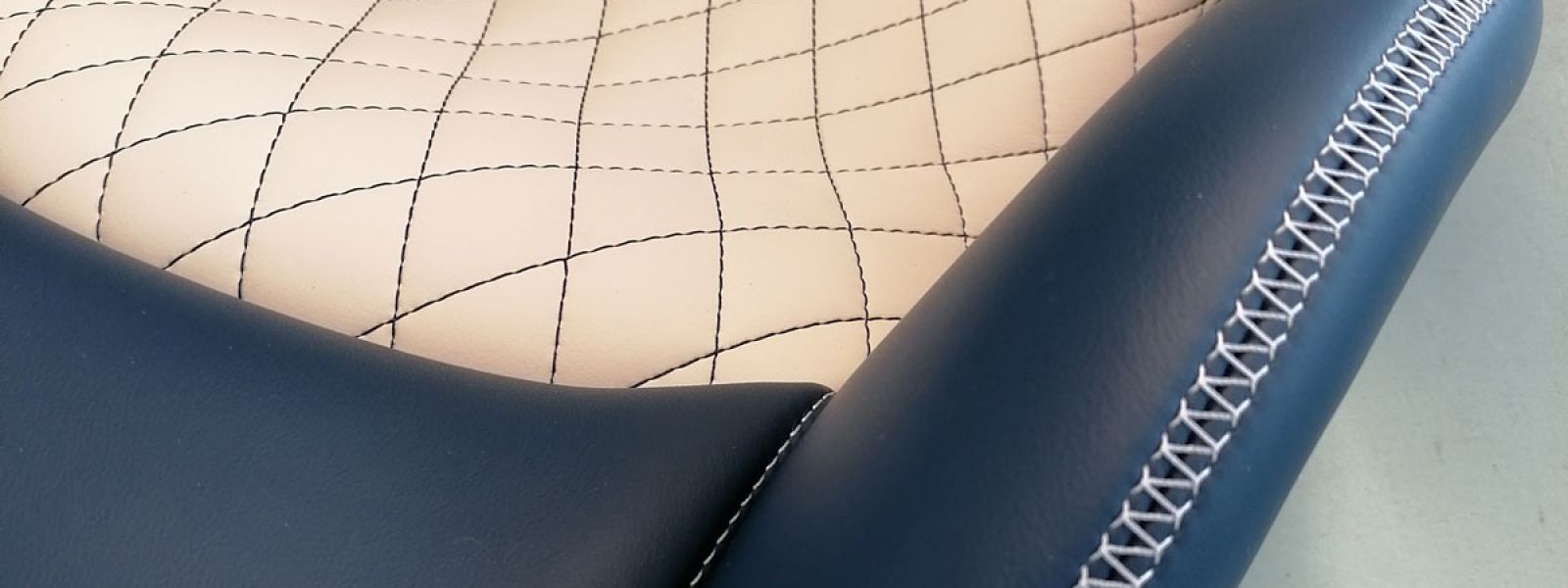 sedile auto bianco con citure blu e blu con cuciture bianche
