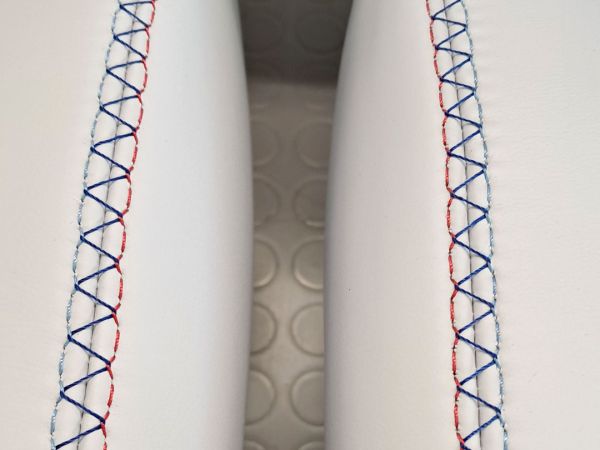 tipologia di cucitura per sedili auto tricromatica ion rosso, blu, azzurro