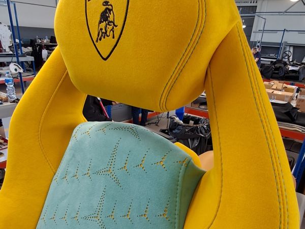 sedile con centrale color Tiffany e laterali gialli, logo Lamborghini nero cucito sul poggiatesta