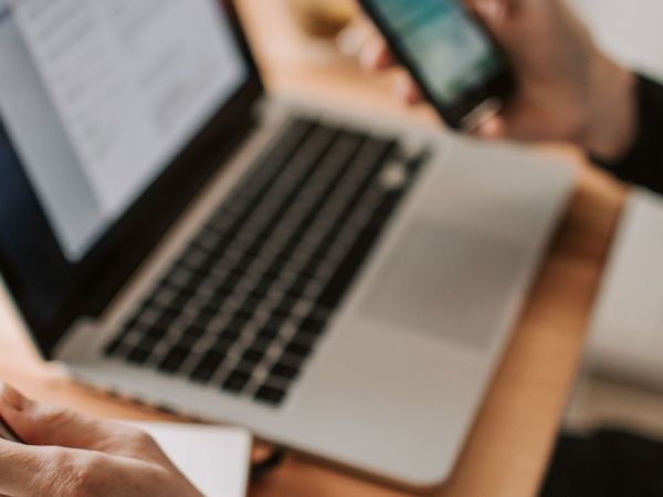 telefono e computer portatile per elaborazione preventivo