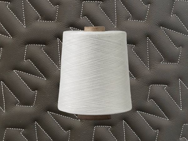 spagnoletta bianca su tessuto nero con cuciture che riproducono frecce alternate in su e giù