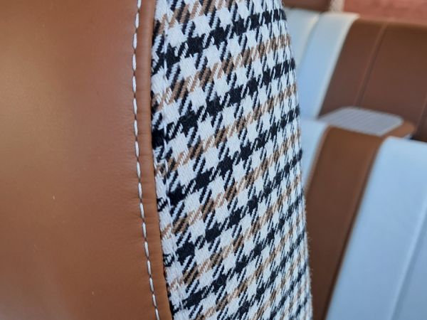 poggiatesta in tessuto a scacchi con bordatura in pelle marrone