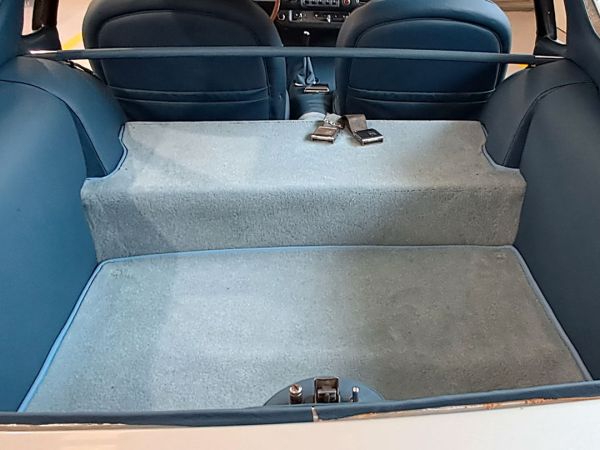 moquette azzura di un'auto storica